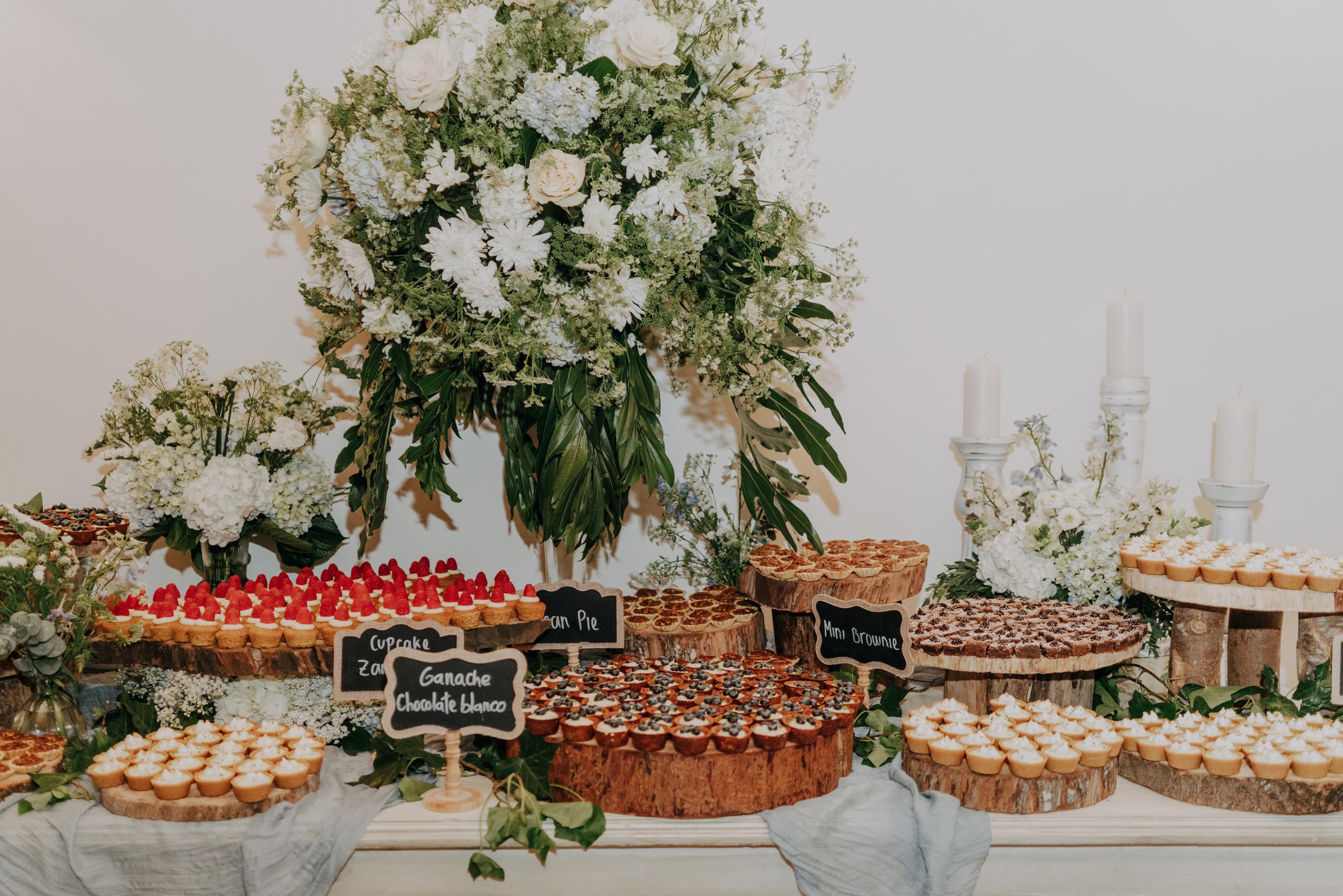 Mesa de postres armada para evento